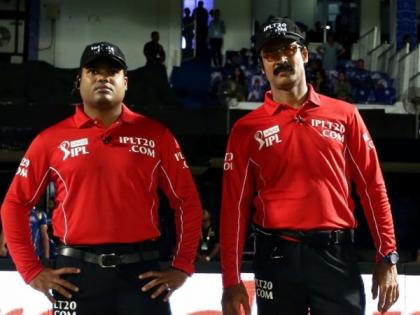 नितिन मेनन के पिता नरेन्द्र मेनन पूर्व अंतर्राष्ट्रीय अंपायर हैं।