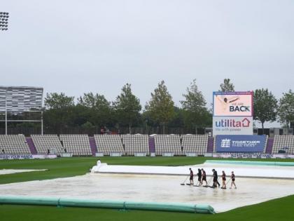 दूसरे टेस्ट मैच में बारिश ने लगातार बार-बार दखल दिया।