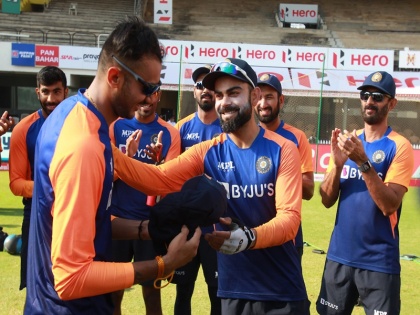 India vs England, 2nd Test: all-rounder Axar Patel receives his Test cap from Team India Captain Virat Kohli | IND vs ENG, 2nd Test: अक्षर पटेल का टेस्ट फॉर्मेट में डेब्यू, साथी खिलाड़ियों ने इस तरह किया स्वागत