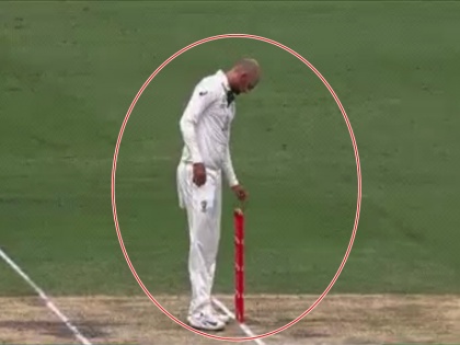 India vs Australia, 4th Test: Nathan Lyon superstitious video goes viral | IND vs AUS, 4th Test: नाथन लियोन ने गेंदबाजी के दौरान बेल्स से की छेड़छाड़, वायरल हुआ वीडियो