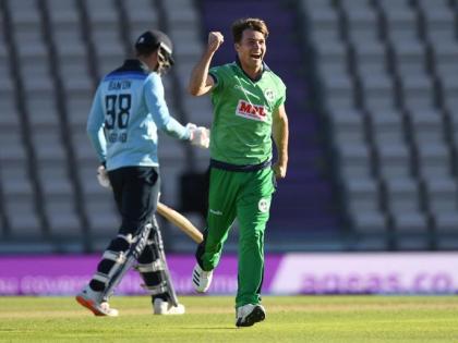 कर्टिस कैंफर ने अर्धशतक जड़ने के अलावा विकेट भी झटका।