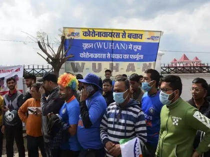 IND vs SA, 1st ODI: Cricket lovers wearing masks amid COVID-19, Dharamshala stadium | IND vs SA, 1st ODI: कोरोना वायरस से खौफ में दिखे फैंस, मास्क पहनकर स्टेडियम पहुंचे