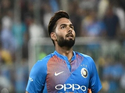 India vs West Indies, 2nd T20I: Virat Kohli left disappointed as crowd chants MS Dhoni's name following Rishabh Pant's mistake | IND vs WI, 2nd T20I: ऋषभ पंत से छूटा कैच, भड़के फैंस ने लगाए 'धोनी-धोनी' के नारे