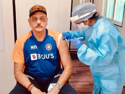 Ravi Shastri Gets First Dose Of COVID-19 Vaccine, troll after shared photo on social media | रवि शास्त्री ने लगवाई कोरोना वैक्सीन, आंखें देख ट्विटर यूजर्स ने जमकर किया ट्रोल