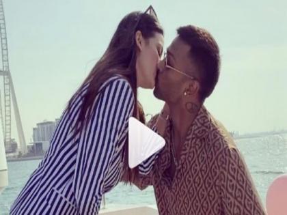 hardik pandya kiss natasa stankovic got engaged | Video: हार्दिक पंड्या ने खुलेआम गर्लफ्रेंड को किया किस, इस तरह पहनाई इंगेजमेंट रिंग