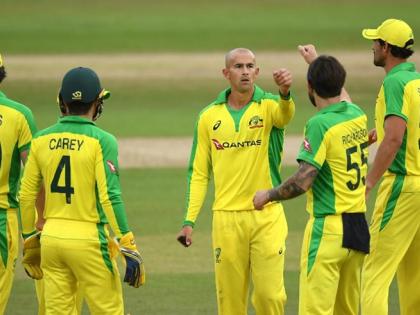 इंग्लैंड के खिलाफ एश्टन एगर ने 32 रन देकर 2 शिकार किए।