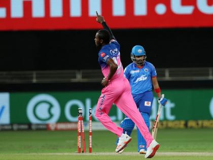 <a href='https://www.lokmatnews.in/topics/prithvi-shaw/'>पृथ्वी शॉ</a> का विकेट मिलने के बाद हवा में हाथ लहराते <a href='https://www.lokmatnews.in/topics/jofra-archer/'>जोफ्रा आर्चर।