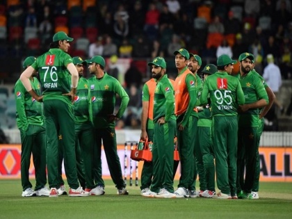 5 Pakistani cricketers coronavirus test before england tour | स्टेडियम में हुआ 5 पाकिस्तानी क्रिकेटर्स का कोरोना टेस्ट, इंग्लैंड दौरे के लिए 28 जून को रवाना होगी टीम