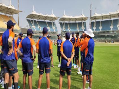 India vs England: Ravi Shastri Addresses Virat Kohli & Co as Team India Begin Net Session Ahead | IND vs ENG: टेस्ट सीरीज की तैयारी में जुटी टीम इंडिया, प्रैक्टिस सेशन से पहले रवि शास्त्री बढ़ाया खिलाड़ियों का हौसला