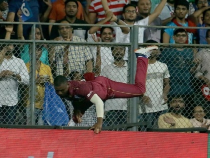 India vs West Indies, 3rd T20: A stunning effort on the boundary from Evin Lewis | IND vs WI, 3rd T20: बाउंड्री रोकने की कोशिश में चोटिल हुए एविन लुईस, ले जाया गया हॉस्पिटल