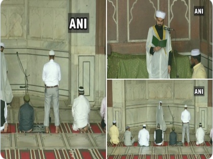 Coronavirus: Few people offer Friday namaz at the Jama Masjid in Delhi. | लॉकडाउन: जामा मस्जिद पहुंचकर कुछ लोगों ने की नमाज अदा, शाही इमाम सैयद अहमद बुखारी बोले...