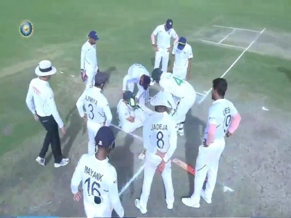 India vs South Africa, 3rd Test: Dean Elgar has been hit on the side of his head from a Umesh delivery | IND vs SA, 3rd Test: सिर से टकराई 145 Kmph की रफ्तार से गेंद, वापस बल्लेबाजी के लिए नहीं आ सके डीन एल्गर