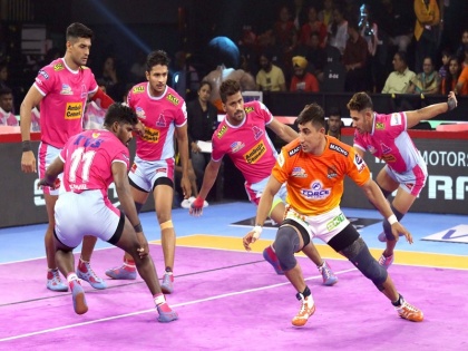 PKL 2019: Jaipur Pink Panthers Beat Puneri Paltan (33-25 ) | PKL 2019, Jaipur Pink Panthers vs Puneri Paltan: दीपक हुड्डा का सुपर-10, जयपुर ने पुणे को 33-25 से मात दी