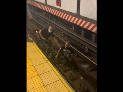 heroic escape for wheelchair bound man who fell on subway tracks video goes viral | अचानक व्हीलचेयर पर बैठा शख्स रेलवे ट्रैक पर गिरा, सामने से 10 सेकेंड में आने वाली थी मेट्रो, फिर हुआ कुछ ऐसा देंखे