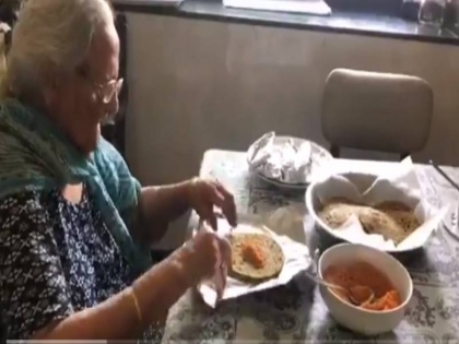 Corona lockdown 99 years old lady help the poor Preparing Food Packets praised on social media | कोरोना संकट में गरीबों की मदद के लिए आगे आई 99 साल की बुजुर्ग महिला, सोशल मीडिया पर हो रही तारीफ