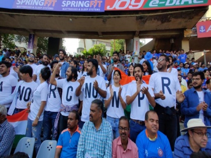 IND vs AUS, 1st ODI: wankhede stadium fans shouting slogans no npr nrc caa | IND vs AUS, 1st ODI: वानखेड़े स्टेडियम में हो रहा था NRC-CAA का विरोध, पीछे से लगे 'मोदी-मोदी' के नारे