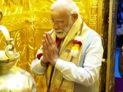 UP 37 kg gold equal weight PM Modi mother Heeraben Modi Kashi Vishwanath temple varanasi know Namo fan made temple shine | Kashi Vishwanath मंदिर को PM Modi की मां के वजन के बराबर 37 किलो सोने से मढ़ा, जानें किस नमो फैन ने चमकाया मंदिर