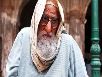 Amitabh Bachchan looks almost unrecognisable in Gulabo Sitabo fans ask questions | 'गुलाबो सिताबो' में अमिताभ बच्चन के 'नाक' को लेकर फैंस ने पूछा सवाल, बिग बी ने दिया ये मजेदार जवाब