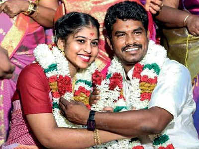 36-year-old AIADMK Dalit MLA A Prabhu marries priest's 19-year-old daughter, created ruckus | 36 वर्षीय AIADMK के दलित विधायक ने पुजारी की 19 साल की बेटी से की शादी, हुआ विवाद