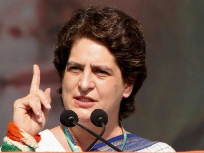 lok sabha election 2019 PM talks about Pakistan and other 'absurd' issues but never about problems of people: Priyanka Gandhi. | प्रियंका गांधी ने कहा, मोदी 56 इंच का सीना दिखाने की बात करते हैं मगर सीने में दिल है भी या नहीं, वह दिल की नाप बताएं