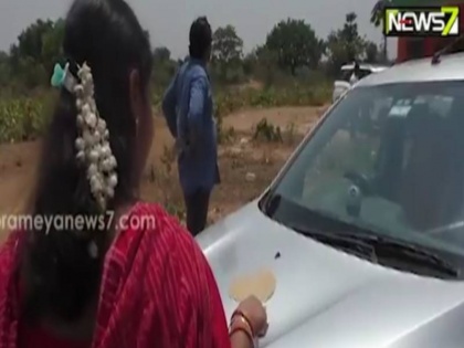 A Woman Actually Made a Chapati On The Car Bonnet Due To Hot Weather In Odisha | ओडिशा में गर्मी का सितम जारी, महिला ने कार के बोनट पर बनाई रोटी, देखें वीडियो