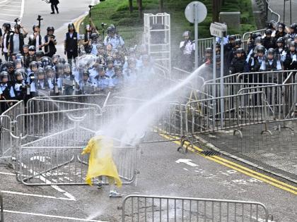 Hong Kong police fire gun and use water cannon on protesters | हांगकांग में हिंसक हुआ प्रदर्शन, 36 लोग गिरफ्तार, 90 दिनों से सड़कों पर हैं प्रदर्शनकारी Hong Kong police fire gun and use water cannon on protesters | हांगकांग में हिंसक हुआ प्रदर्शन, 36 लोग गिरफ्तार, 90 दिनों से सड़कों पर हैं प्रदर्शनकारी