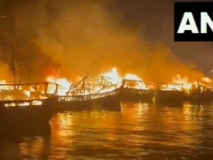 Visakhapatnam port Huge fire broke out 30 boats burnt and destroyed | विशाखापत्तनम बंदरगाह पर लगी भीषण आग, 30 नाव जलकर हुई नष्ट, 30 करोड़ का नुकसान आंका गया