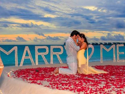 Aadar Jain gets engaged to Alekha Advani, shares pics from beach proposal | करीना और रणबीर कपूर के भाई आदर जैन ने अलेखा आडवाणी से की सगाई, सोशल मीडिया पर वायरल हुईं तस्वीरें, देखें