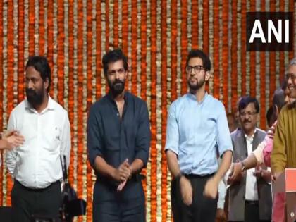 Aaditya, Amit Thackeray hug, shake hands as Supriya Sule looks on at mega rally | WATCH: मेगा रैली में सुप्रिया सुले की मौजूदगी में आदित्य और अमित ठाकरे गले मिले, दोनों ने मिलाया हाथ मिलाया Aaditya, Amit Thackeray hug, shake hands as Supriya Sule looks on at mega rally | WATCH: मेगा रैली में सुप्रिया सुले की मौजूदगी में आदित्य और अमित ठाकरे गले मिले, दोनों ने मिलाया हाथ मिलाया