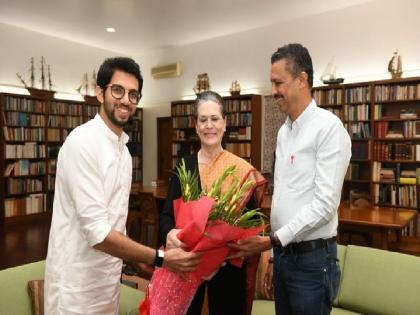 Maharashtra: Aaditya Thackeray reaches at Sonia Gandhi, Manmohan Singh residences, Invited them for Uddhav Thackeray swearing-in ceremony | महाराष्ट्र: आदित्य ठाकरे सोनिया, मनमोहन से मिलने पहुंचे दिल्ली, उद्धव ठाकरे के शपथ ग्रहण के लिए किया आमंत्रित