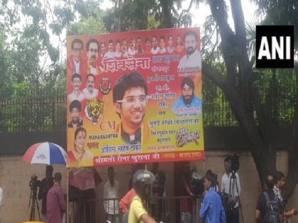 Poster put up outside Thackeray residence, Matoshree reads, CM Maharashtra only Aaditya Thackeray | ठाकरे के घर 'मातोश्री' के बाहर लगा 'महाराष्ट्र के सीएम केवल आदित्य ठाकरे' का पोस्टर, सीएम पद को लेकर अड़ी शिवसेना