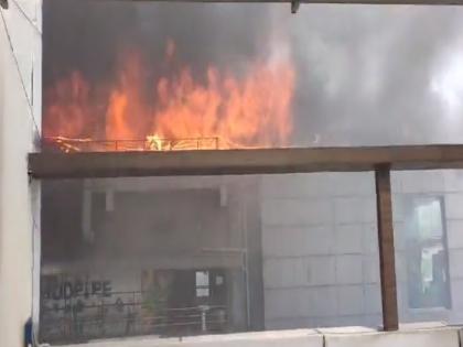 Karnataka: Building was burning in Bengaluru, man jumped from fourth floor, video goes viral | कर्नाटक: बेंगलुरु के इमारत में लगी आग, शख्स कूदा चौथी मंजिल से, वीडियो वायरल
