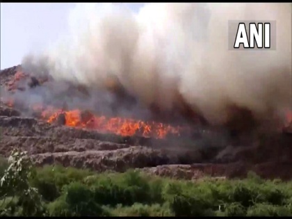 Dumping yard at Ghazipur catches fire, about 6 fire tenders at the spot. Details awaited | दिल्ली: गाजीपुर में डंपिंग यार्ड में लगी भयंकर आग, दमकल की 6 गाड़ियां आग पर काबू करने के लिए मौके पर पहुंची