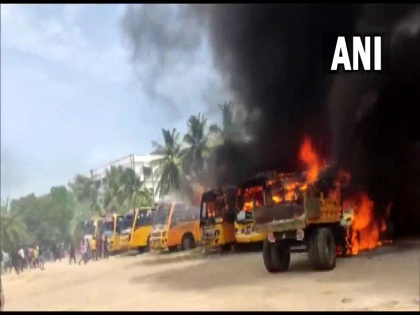 Tamil Nadu Violence broke out in Kallakurichi over the death of a Class 12 girl | तमिलनाडु: छात्रा की मौत को लेकर गुस्साई भीड़ ने फूंक दी स्कूल की बसें, विद्यालय में की तोड़फोड़, सीएम स्टालिन ने की शांति बनाए रखने की अपील