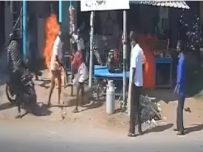 Video: 26-year-old man sets his elderly relative on fire publicly over land dispute in Krishnagiri, Tamil Nadu | वीडियो: तमिलनाडु के कृष्णागिरी में जमीनी विवाद को लेकर 26 वर्षीय व्यक्ति ने अपने बुजुर्ग रिश्तेदार को सरेआम आग के हवाले किया