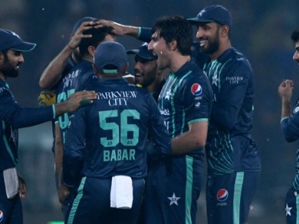 Pakistan vs England, 5th T20I Pakistan won 6 runs last over 15 runs need Aamer Jamal super bowl only 8 runs Mohammad Rizwan Player of the Match see video | Pakistan vs England 2022: आखिरी ओवर में 15 रन की जरूरत थी, पहला मैच खेल रहे जमाल ने किया धमाल, 8 रन दिए, पाकिस्तान 3-2 से आगे, देखें वीडियो