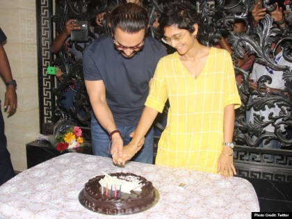Aamir Khan celebrates 59th birthday with the cast of Missing Ladies fed cake to ex-wife Kiran Rao first | आमिर खान ने लापता लेडीज की कास्ट के साथ मनाया 59वां बर्थडे, एक्स वाइफ किरण राव को पहले खिलाया केक
