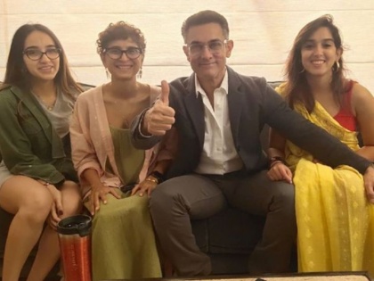 aamir khan watched his neice debut web series | आमिर ने सपरिवार देखी भतीजी की डेब्यू फिल्म, सूट बूट में आए नजर
