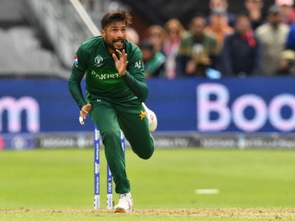 ICC World Cup 2019: India vs Pakistan: Mohammad Amir, Wahab Riaz warned twice for running on the pitch | IND vs PAK: मोहम्मद आमिर, वहाब रियाज ने की गेंदबाजी में चौंकाने वाली गलती, पाकिस्तान को लग सकता है झटका