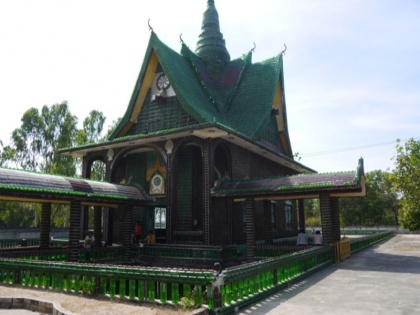 Thailand's these temples are made of beer bottles | बीयर की बोतलों से बना है ये मंदिर, पर्यटकों से रहता है भरा