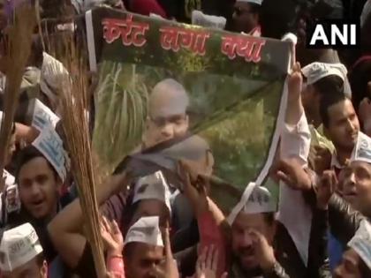 Delhi Assembly Election Results 2020: AAP workers celebration shown poster karant laga kya | Delhi Results: दिल्ली चुनाव के नतीजों पर 'आप' कार्यकर्ताओं का जश्न, पोस्टर लहराकर पूछा- 'करंट लगा क्या?'