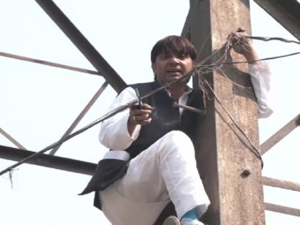 MCD polls 2022: Denied ticket, ex AAP councillor Haseeb ul Hasan climbs tower, threatens to kill himself | एमसीडी चुनाव: टिकट नहीं मिला तो टावर पर चढ़ गए 'आप' नेता, आत्महत्या की दी धमकी