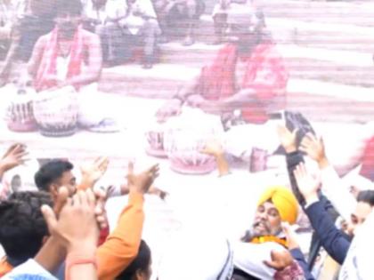 AAP's Rinkiya ke papa jibe at BJP after big Delhi win watch video | एमसीडी चुनाव में जीत के बाद आप कार्यकर्ताओं ने मनोज तिवारी के 'रिंकिया के पापा' गाने पर किया डांस, देखें वीडियो AAP's Rinkiya ke papa jibe at BJP after big Delhi win watch video | एमसीडी चुनाव में जीत के बाद आप कार्यकर्ताओं ने मनोज तिवारी के 'रिंकिया के पापा' गाने पर किया डांस, देखें वीडियो