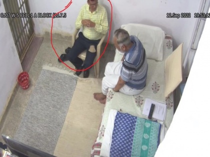 AAP minister satyendra jain meeting Tihar jail superintendent Video surfaced | तिहाड़ जेल से सत्येंद्र जैन का एक और वीडियो वायरल, जेल अधीक्षक से बात करते दिखे, भाजपा ने कसा तंज