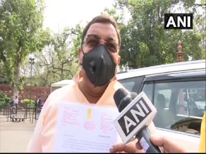 Coronavirus: Many MPs arrived in Parliament wearing masks, Ghulam Nabi Azad, Jairam Ramesh used hand sanitizer | कोरोना वायरस से बचाव: मास्क पहनकर संसद पहुंचे कई सांसद, गुलाम नबी आजाद, जयराम रमेश ने हैंड सेनेटाइजर का इस्तेमाल किया