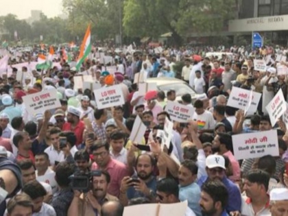 Aam Aadmi Party, CM Arvind Kejriwal, Mandi House, Prime Minister's residence, Delhi Lieutenant-Governor Anil Baijal, strike by state government | पुलिस ने रोका AAP का विरोध-प्रदर्शन, कार्यकर्ताओं ने की जमकर नारेबाजी