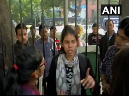 AAP Condemns police's behaviour with Woman Protesting Near Parliament | आप ने संसद के पास प्रदर्शन कर रही युवती से दिल्ली पुलिस द्वारा किए गए 'दुर्व्यहार' की आलोचना की, 'शर्मनाक' करार दिया