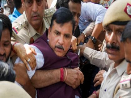 Delhi politics boils over Sanjay Singh's detention of senior AAP leaders, emergency meeting of AAP office bearers | दिल्ली: संजय सिंह सहित आप के बड़े नेताओं के हिरासत में लिये जाने पर आया सियासी उबाल, आप पदाधिकारियों की आपात बैठक