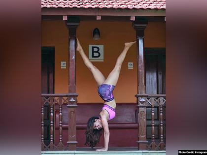 स्विमसूट के बाद आशका गोराडिया ने दिखाए हॉट योगा मूव्स, इंस्टा पर तस्वीरें हो रही हैं वायरल