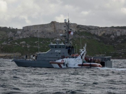 Maltese Navy rescues 75 migrants trapped in the sea | माल्टा की नौसेना ने समुद्र में फंसे 75 प्रवासियों को बचाया